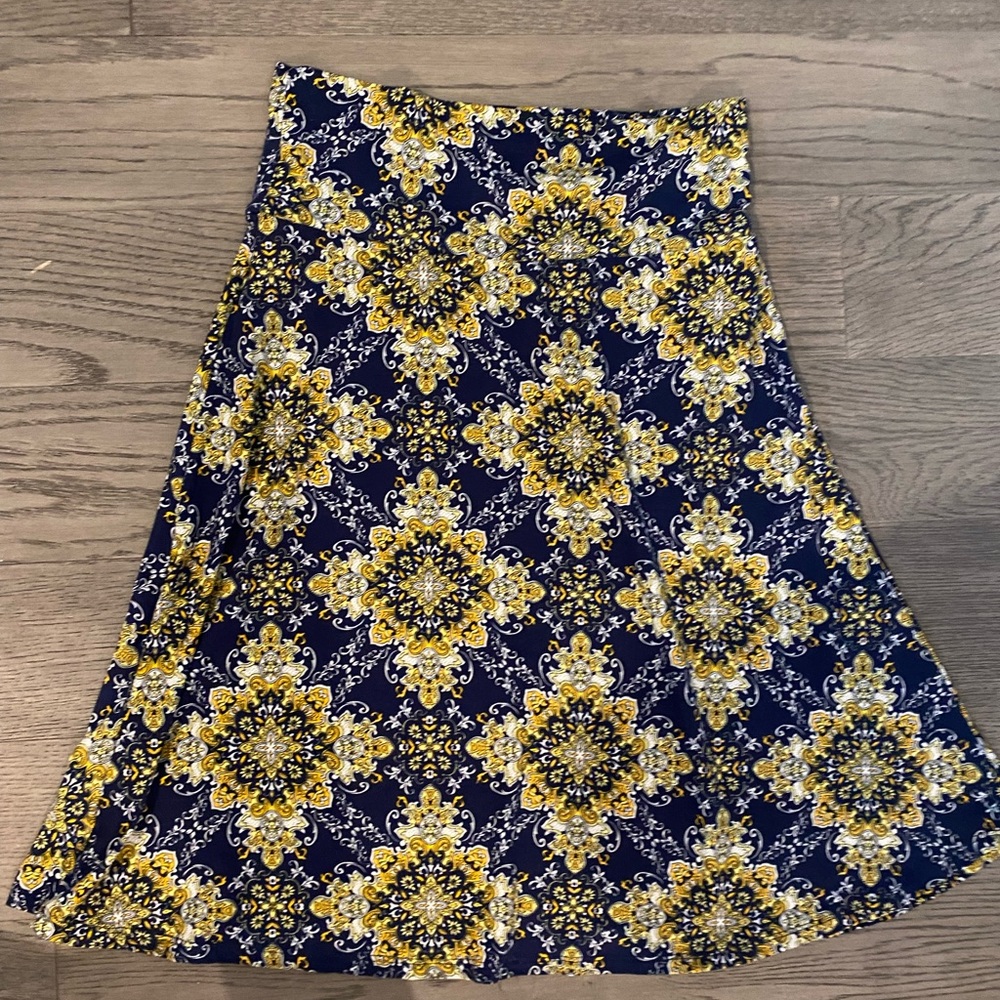 Lightweight flowy patterned skirt
